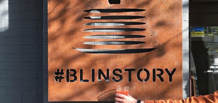 Вывеска ресторана «BLIN STORY» на Подоле в Киеве. Заказывайте сладкие блинчики со скидкой.