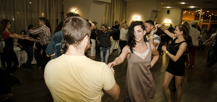 Заняття бачатою у школі танцю «LA SALSA Lviv» у Львові. Записатися зі скидкою