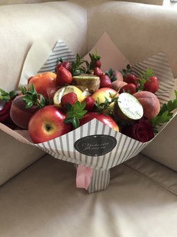 Фруктовий букет "Fruits&Flowers Market" у Дніпрі зі знижкою.