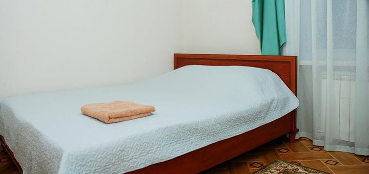 Друга спальня в 4-х кімнатних апартаментах на Лівобережній «Wellcome24» в Києві. Орендуйте по знижці.
