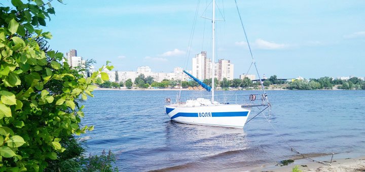 Прогулянка по дніпру на парусній яхті воля