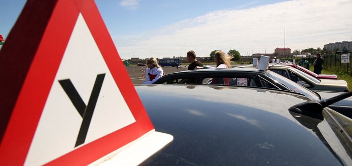 Навчання водінню в автошколі Ferrari в Дніпрі. Записатися по акції