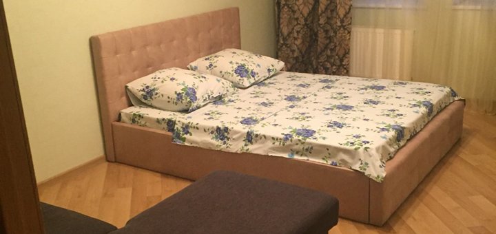 Двоспальне ліжко в спальні апартаментів «wellcome24» в києві. орендуйте житло по знижці.