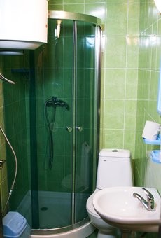 Санвузол в апартаментах готелю «Шинок на околице» в Умані. Резервуйте по акції.