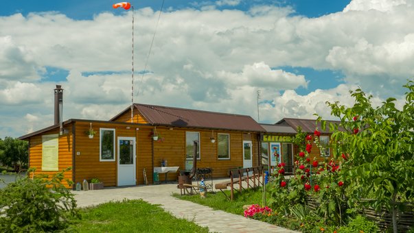 Зарибнене озеро на рибальському базі «балтаси» в київській області. забронювати зі знижкою