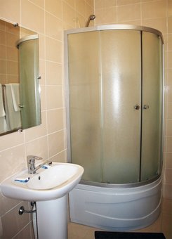 Санвузол з душовою кабіною у стандартному номері готелю Uman Plaza в Умані. Бронюйте по акції.