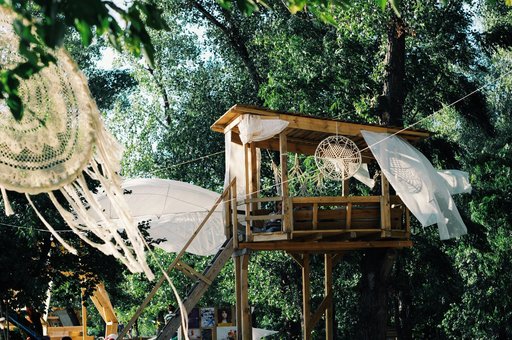 Cafe on the trees &quot;birdhouse&quot; in kiev