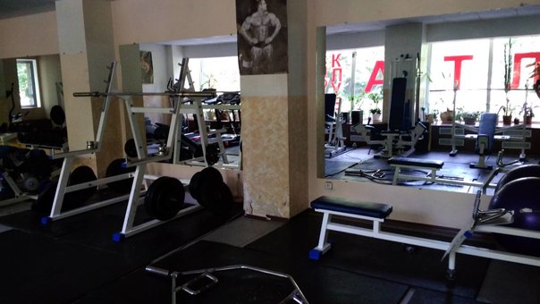 Тренажерний зал фітнес-клубу "Атлет" у Дніпрі. Купуйте абонемент за знижкою.