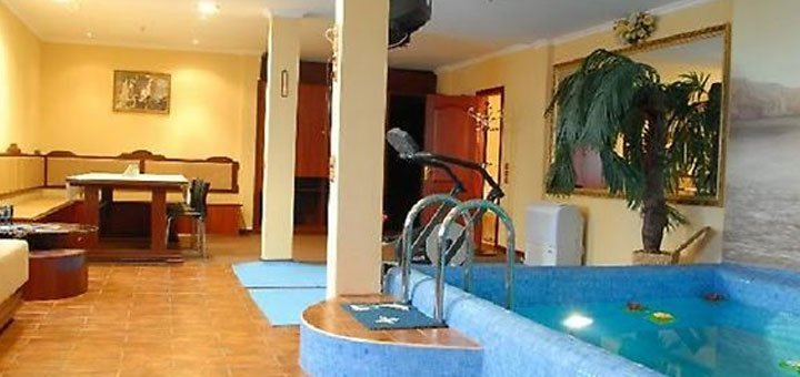 Swimming pool in the Galeon flotel. Book a hotel with a discount. Hotels near Kiev are inexpensive.