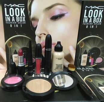 A set of Mac look cosmetics in the VtrendeVV store. Buy on promotion