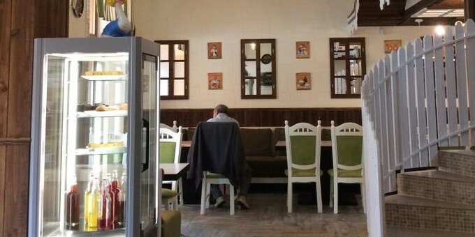 Уютная атмосфера в ресторане Корчма "Качка" в Одессе. Бронируйте столы со скидкой