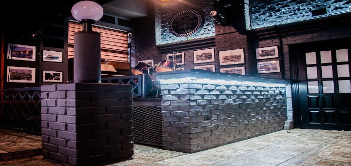 Сцена в кафе-баре «River Pub» в Виннице. Заказывайте блюда и напитки со скидкой.