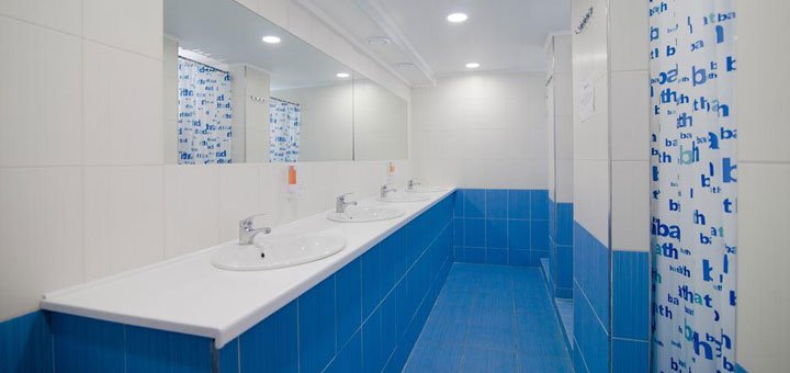 Душ в «Gar’is Hostel Kyiv» в Киеве. Забронировать номер со скидкой. Недорогой хостел в центре Киева.
