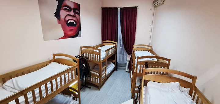 Номер в хостеле «Dja Hostel» в Киеве. Забронировать хостел «Джа» со скидкой. Недорогие хостелы в Киеве.