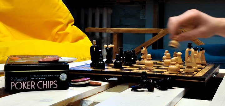 Настольные игры в «Hostel Factory» в Киеве. Забронировать хостел со скидкой. Недорогой хостел в Киеве.