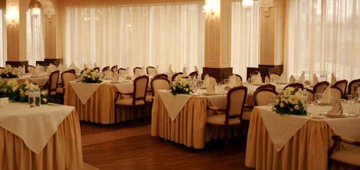 Restaurant in the black sea hotel in kiev. book a room with a discount. hotels in the center of kiev.