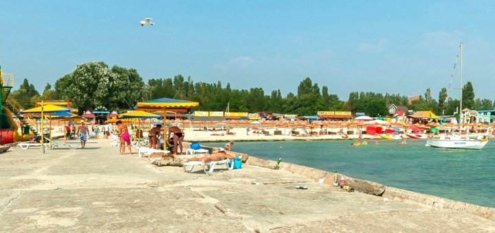 Пляж в гостинице «Дольче Вита» в Железном Порту. Бронируйте номера по скидке.