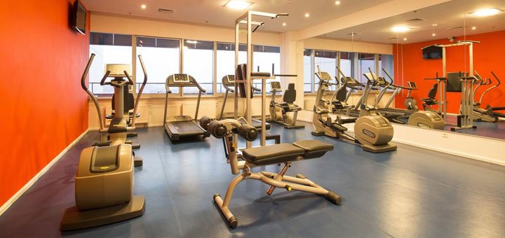 Спортзал в отеле «Ramada Encore» в Киеве. Забронировать номер со скидкой. 