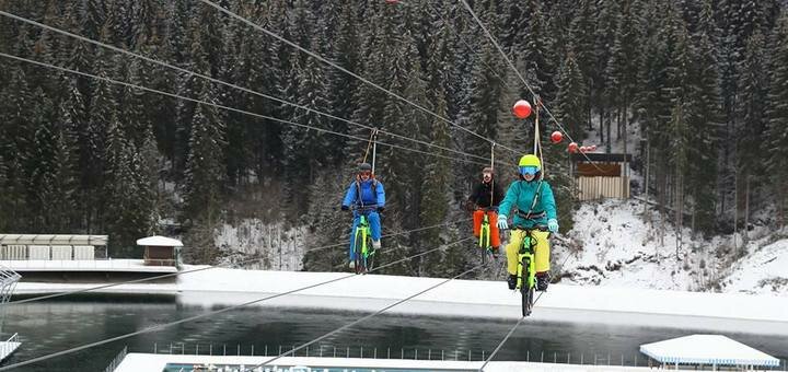 Екстремальні вело прогулянки над озером Молодості Bike Zip Roller Coaster у Буковелі. Купуйте квитки по акції.