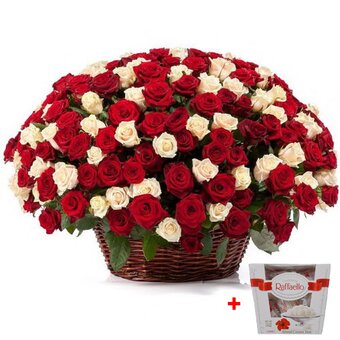 Букет із троянд у кошику з доставкою від «Букетик 24». Замовити зі знижкою.