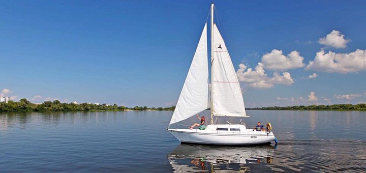 «Yacht Fun» - яхтенный клуб в Киеве. Записывайся на прогулку на яхте Покер по скидке.