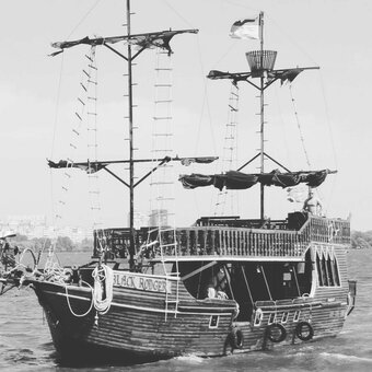 Walk along the dnieper on a pirate ship