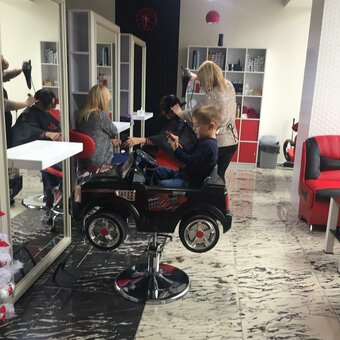 Дитяча стрижка в салоні краси djuli art запоріжжя. записуйтеся на дитячу стрижку зі знижкою