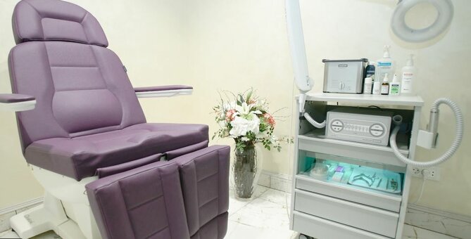 Педикюр с покрытием в салоне красоты Beauty salon Aquarelle Херсон. Записывайтесь на педикюр с покрытием по скидке