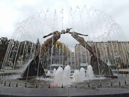 Monument to lovers in kharkov. tourism by certificate