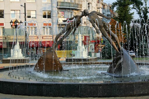 Monument to lovers in kharkov. tourism is inexpensive