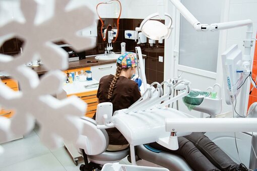 Лечение зубов и десен в «Стоматологической клинике Морозова» в Харькове. Записаться по акции.