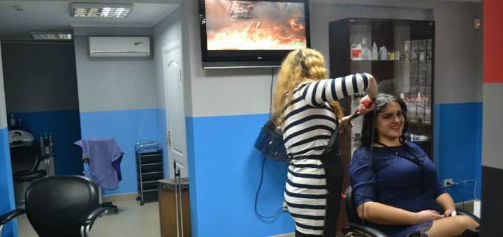 Парикмахерский зал салона красоты «Golden» в Виннице. Записывайтесь на стрижку, покраску и уход за волосами по скидке.