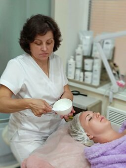 Послуги косметолога у приватній школі краси Світлани Костенко у Києві. Записатись по акції.