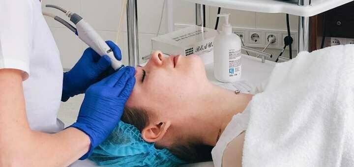 Апаратне омолодження у кабінеті естетичної косметології Аліни Муратової у Києві. Записатись по акції.