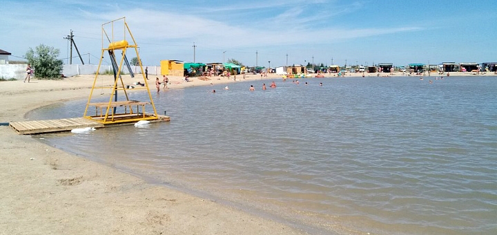 Пляж на Соленом озере в Счастливцево