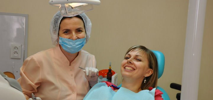 Specialists at work at Uniqum Clinic. Sign up for the promotion