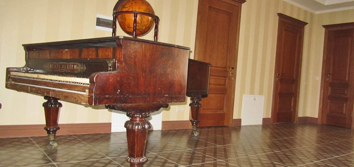 Інтер'єр ресторану «Корчма» на території готелю «Карпатська Модрина» в Мигово. Замовляйте меню акцією.