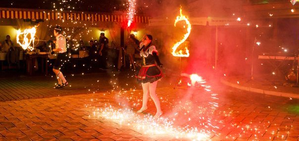 Шоу із гарячою форсовою піротехнікою для закритих приміщень від театру вогню «АГНі Кай» у Маріуполі. Замовляйте шоу-групу зі знижкою.