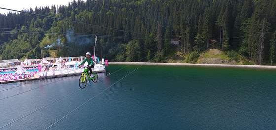 Їзда на велосипеді над озером Молодості Bike Zip Roller Coaster у Буковелі. Купуйте квитки по акції.
