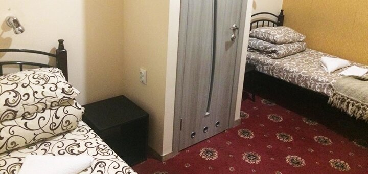 Двомісний номер з односпальними ліжками у міні-готелі «Central Park» у Львові. Бронюйте номер за акцією.