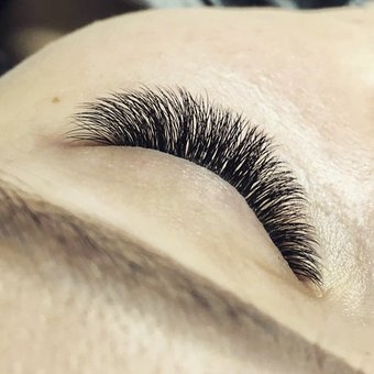 Голлівудське нарощування вій у салоні «Майстерня краси» у Києві. Оплачуйте за акцією.