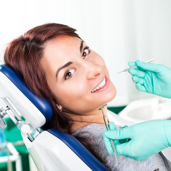 Лікування карієсу та чищення зубів у стоматології «Дентал-Клаб» у Дніпрі. Записуйтесь до стоматолога за знижкою.