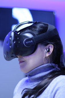 Virtual reality at the MirVR club in Odessa. Sign up for the game at a discount.