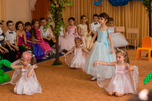 Dancing lessons at the "Montessori" microschool in Dnipro. Sign up inexpensively