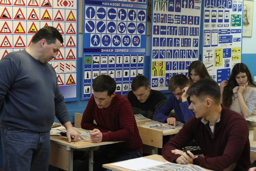 Driving school "Constanta GS" on Zhitomirskaya in Kiev. Sign up for discounted driving lessons.