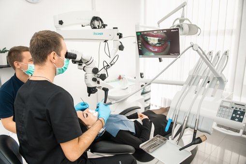 Diagnostics of teeth under a microscope at the clinic of Dr. Sventukh in Kiev on Bereznyaki. Consult on the stock.