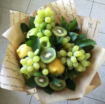 Букет з ківі та винограду у бутіку «Fruits & Flowers Market» у Дніпрі. Замовляйте по знижці.