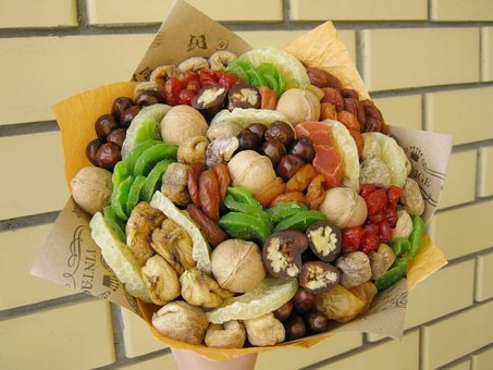 Букет із винограду в бутіку «Fruits & Flowers Market» у Дніпрі. Замовляйте по акції.