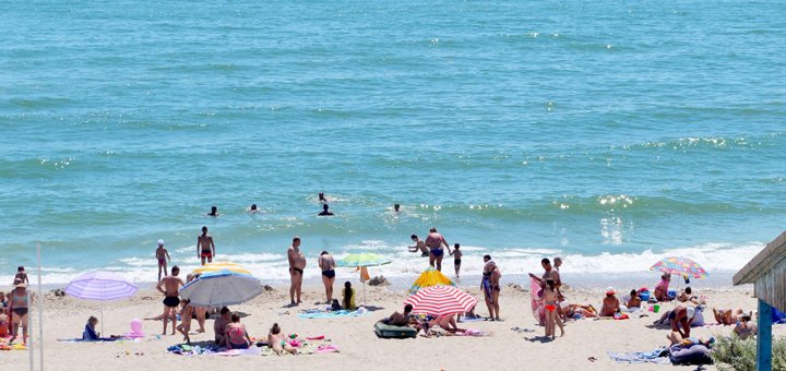 Песчаный пляж возле мини-отеля «Мрія» в Затоке. Бронируйте номера по скидке.