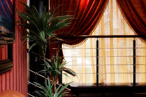 Hall on the second floor of the Pal'mira restaurant in Dnipro. Order food at a discount.